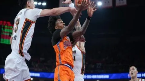 “网坛巨头辛纳被禁三月，引球员群体抗议”